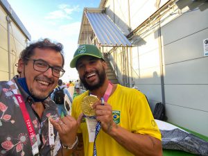 El Presidente Sierralta junto al campeón Olímpico, Medalla de Oro Italo Ferreira.
