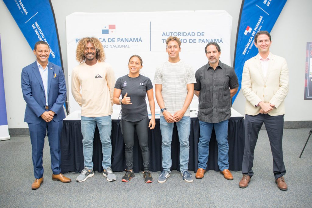 De izq a der. Héctor Brands Córdoba, Jean Carlo González, Samanta Alonso, Tao Rodrígez, Gabriel Fernández e Iván Eskildsen Alfaro.